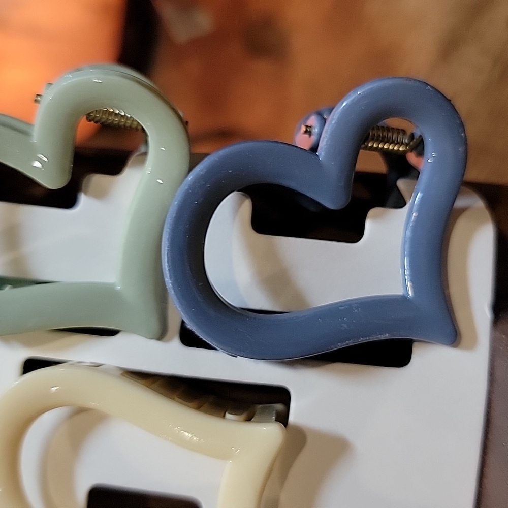 2 Piece Bundke Heart Hair Clips Set - Cream, Blue, Green And Gold Keychain - Picture 3 of 4
